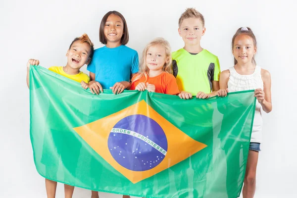 Gruppe von Kindern mit einer brasilianischen Fahne — Stockfoto