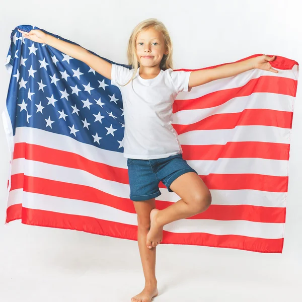 Amerykańska Blondynka trzyma amerykańską flagę narodową — Zdjęcie stockowe