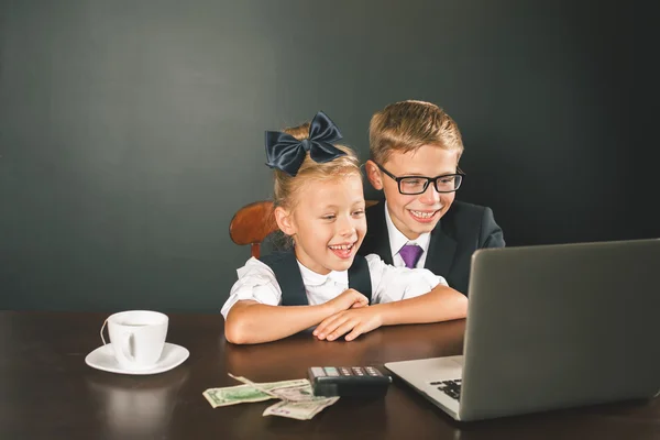 Les enfants d'affaires ou d'école utilisent un ordinateur portable — Photo