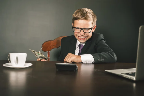 Pojken har tjänat mycket pengar — Stockfoto