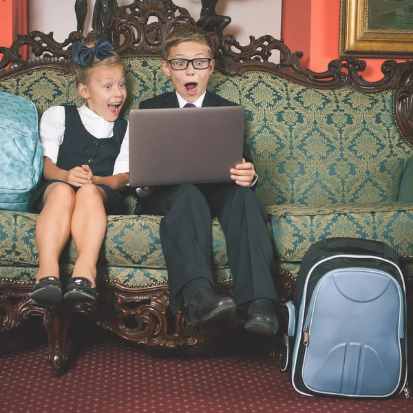 Étonnés écoliers utilisent ordinateur portable — Photo
