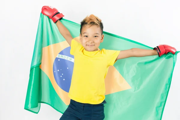 Brasilianischer Patriot Junge mit brasilianischer Flagge. — Stockfoto