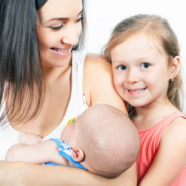 Mãe de família feliz com filha segurando bebê — Fotografia de Stock