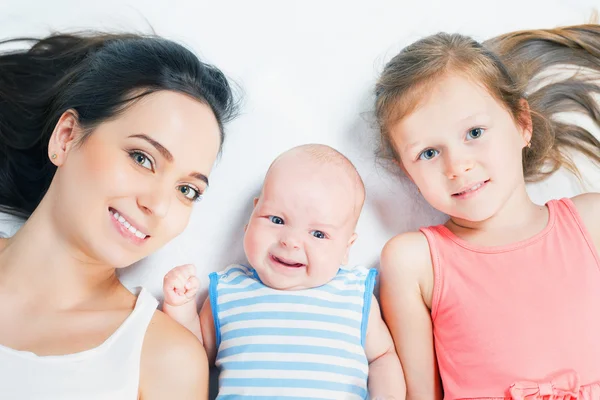 Mãe feliz com seus filhos olhando para a câmera — Fotografia de Stock