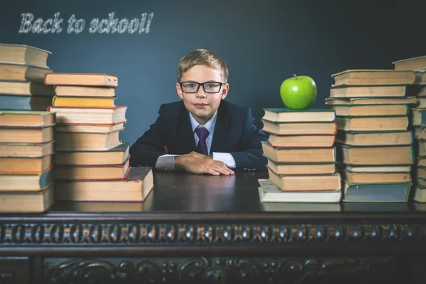 Terug naar school. Slimme school jongen — Stockfoto