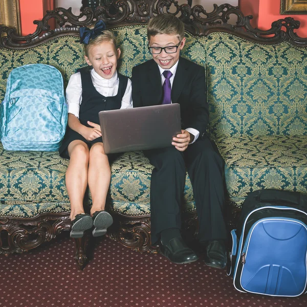 Étonnés écoliers utilisent ordinateur portable — Photo