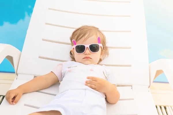 Végtelen nyár! Aranyos Baby relaxáló — Stock Fotó