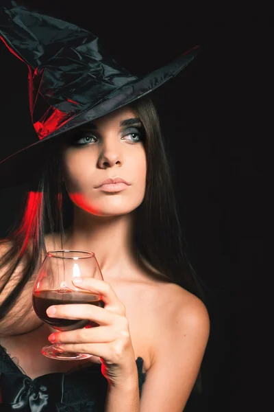 Fête d'Halloween 2016 ! Belle femme comme sorcière tenant un cocktail — Photo