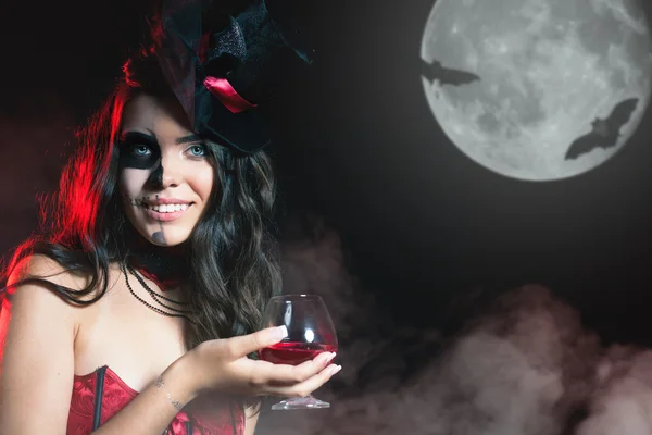 Halloween-fest 2016! Vacker kvinna som häxa holding cocktail — Stockfoto