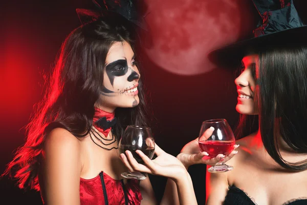 Festa de Halloween 2016! Mulheres da moda como bruxa segurando coquetel — Fotografia de Stock
