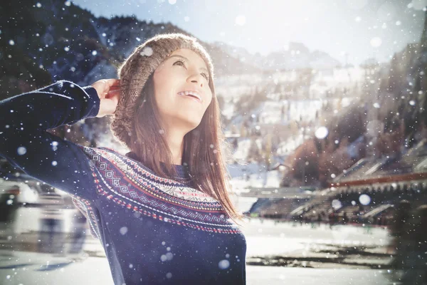 Adolescente chica opuesta de pista de patinaje sobre hielo, al aire libre. Estilo de vida saludable —  Fotos de Stock