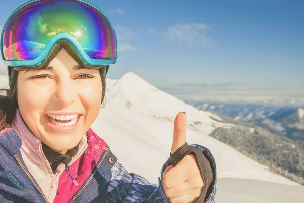 Ski. Sport vrouw in besneeuwde bergen — Stockfoto