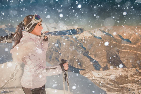 Ski. Sport vrouw in besneeuwde bergen — Stockfoto