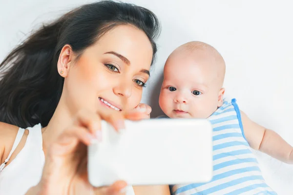 재미 있는 아기와 어머니의 휴대 전화에 selfie를 확인 — 스톡 사진