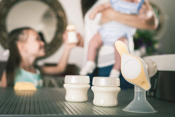 Flasche mit Milch und manueller Brustpumpe — Stockfoto