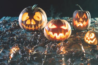 Cadılar Bayramı Balkabağı, ahşap arka plan. Kabak oyma korkutucu yüzler.