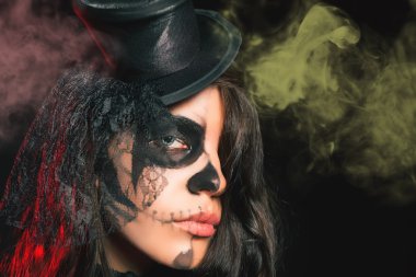 Gothic makyaj smokey gözlü seksi kadın portresi