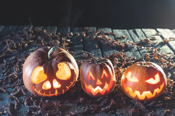 Cadılar Bayramı Balkabağı, ahşap arka plan. Kabak oyma korkutucu yüzler.