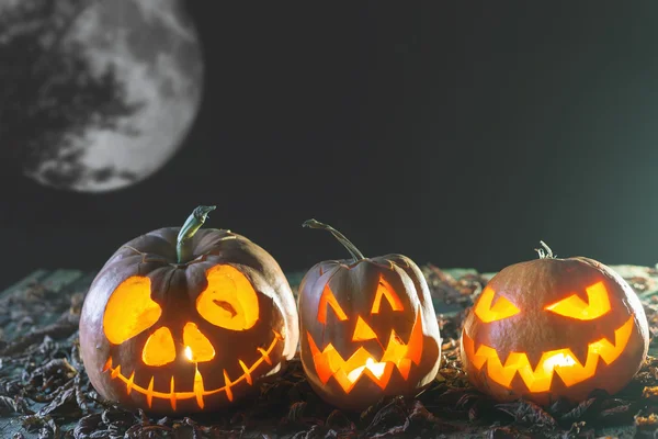 Cadılar Bayramı Balkabağı, ahşap arka plan. Kabak oyma korkutucu yüzler.