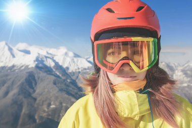 Alpler, İsviçre dağ snowboard kıza. Kış aktiviteleri