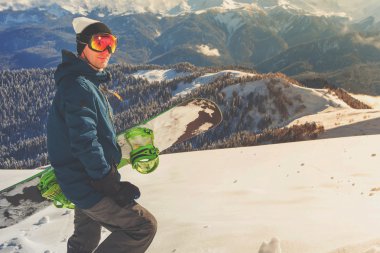 Kış sporları için macera. Snowboard adam Dağı'nda hiking