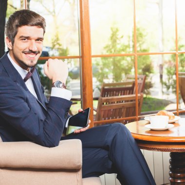 Yakışıklı erkeğin bir Fransız kahvaltı Cafe restaurant vardır.