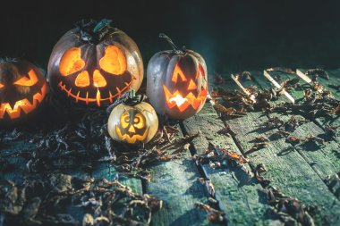 Cadılar Bayramı Balkabağı, ahşap arka plan. Kabak oyma korkutucu yüzler.