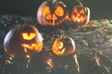 Cadılar Bayramı Balkabağı, ahşap arka plan. Kabak oyma korkutucu yüzler.