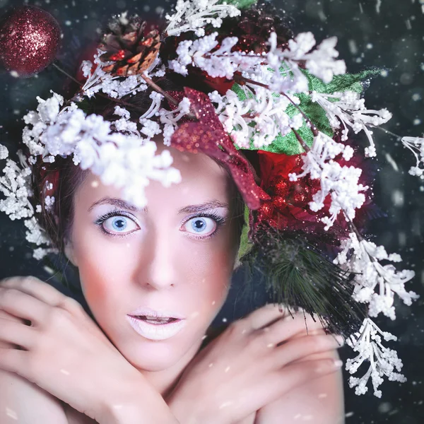 Заморожена жінка з зачіскою на дереві та макіяжем на Різдво, зима — стокове фото