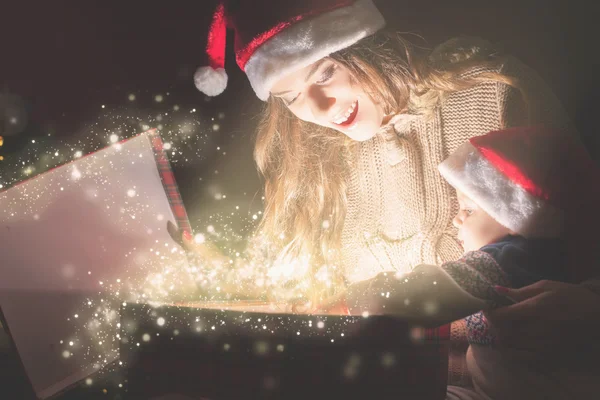 Mãe abre caixa mágica com presente para criança. Noite de Natal ! — Fotografia de Stock
