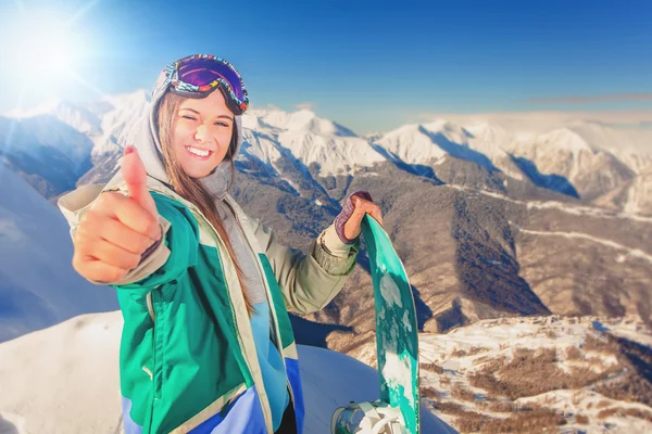 Snowboarder girl aux Alpes, montagne suisse. Activités hivernales — Photo