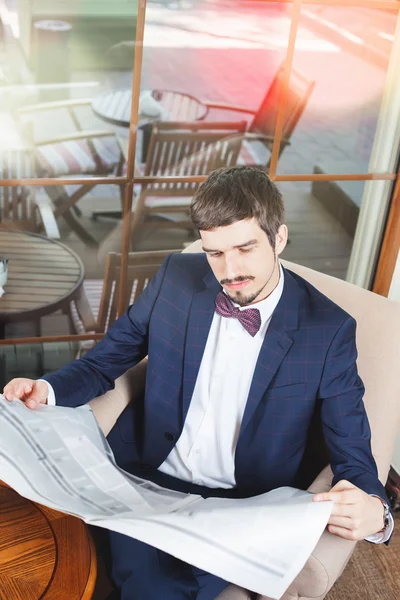 Good morning! Businessman reading a newspaper at cafe, mourning — Stock Photo, Image