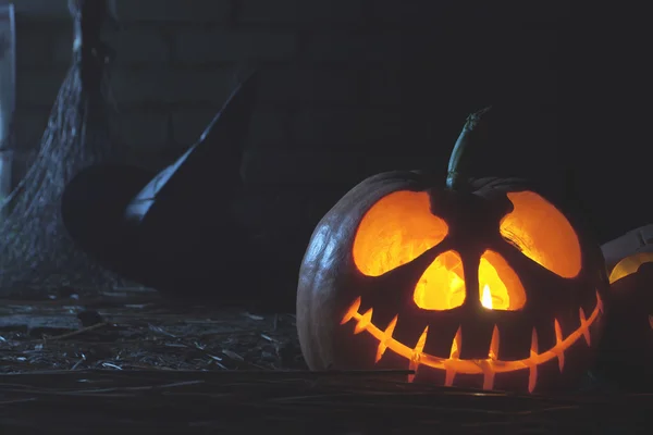 Halloween tök: fa háttér. Faragott ijesztő faces sütőtök. — Stock Fotó