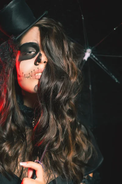 Hermoso peinado y maquillaje de miedo en la fiesta de Halloween —  Fotos de Stock