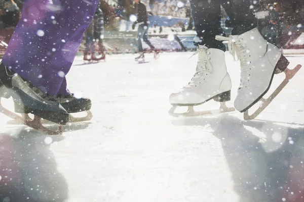 Zapatillas de skate de primer plano patinaje sobre hielo al aire libre en pista de hielo — Foto de Stock