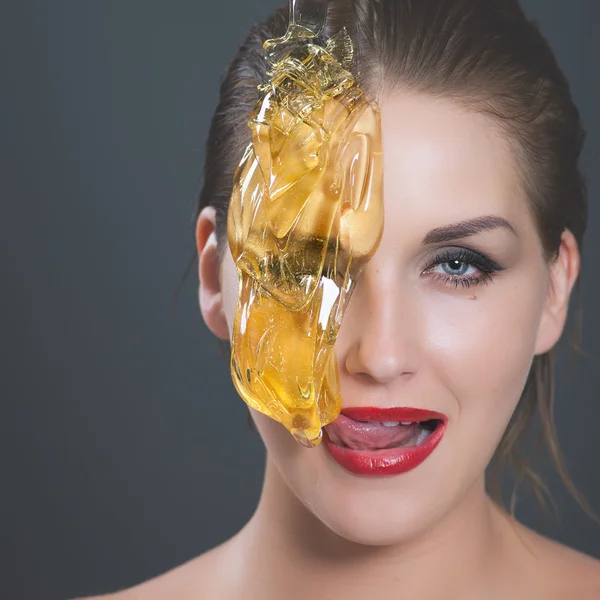 Zuckerhaltige Epilation Hautpflege Gesicht mit flüssigem Zucker in Gesichtsnähe — Stockfoto