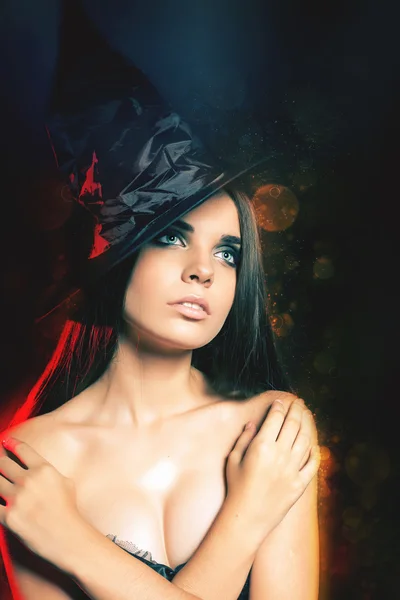 Uma mulher bonita como uma bruxa. Moda. Fantasias de Halloween — Fotografia de Stock