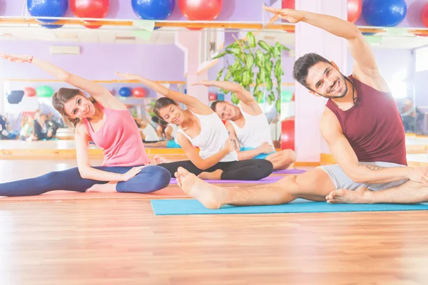 Fitness, pilates, några sportaktiviteter, frisk kropp — Stockfoto