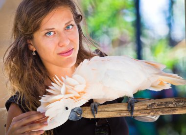 Papağan ile Hayvanat Bahçesi kadında