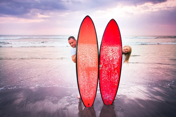 Pareja de surfistas parados en la costa de Indonesia — Foto de Stock