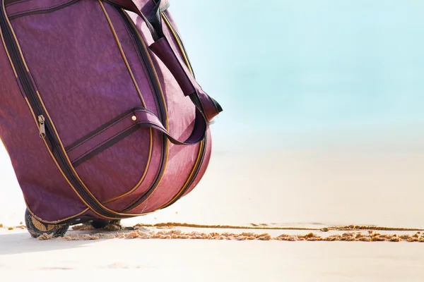 Transporte des bagages à la plage de sable fin — Photo