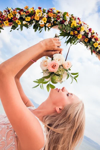 結婚式の花束を持つ花嫁 — ストック写真