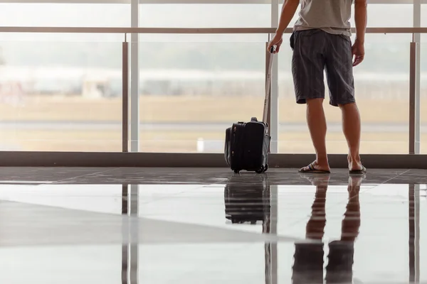 男は空港ターミナルで荷物を運ぶ — ストック写真