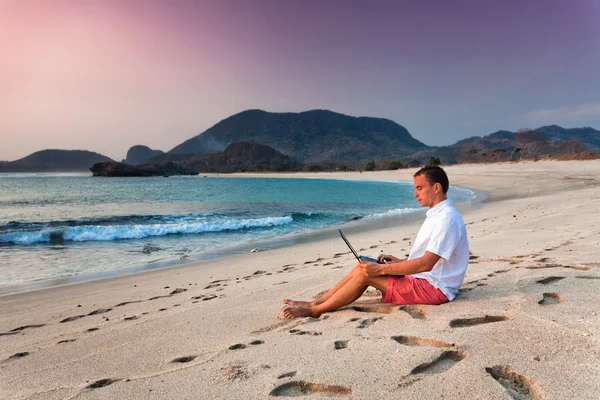 Man uses laptop remotely — Stock Photo, Image