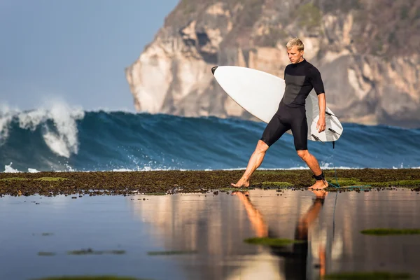 Surfing med surfebrett på kystlinje – stockfoto