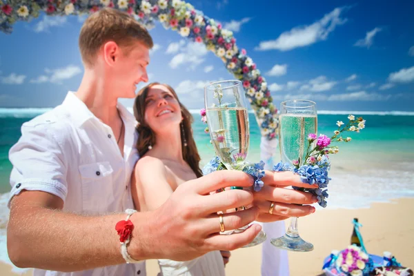 Hochzeitspaar hat gerade geheiratet — Stockfoto