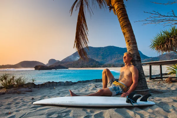 Surfer near the palm — Stock Photo, Image