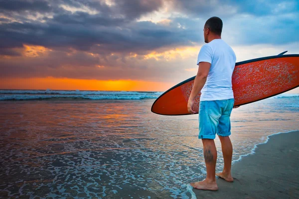 Surfař na pobřeží v Bali — Stock fotografie