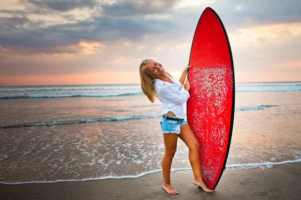 ビーチでサーフボードを持つ少女 — ストック写真