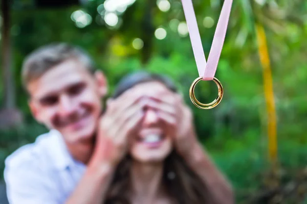 Hombre hace una propuesta a su novia —  Fotos de Stock